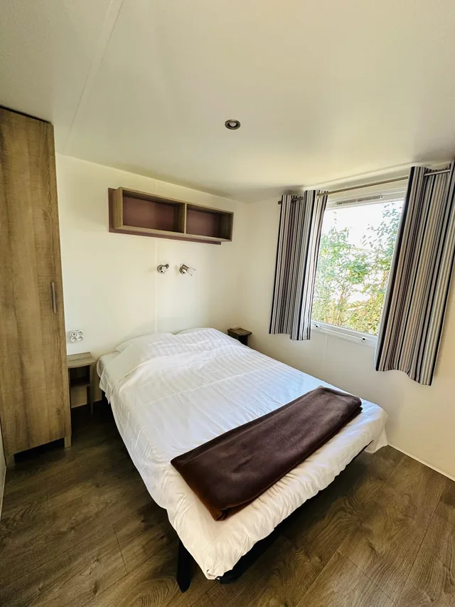 Chambre principale avec lit double et rangements