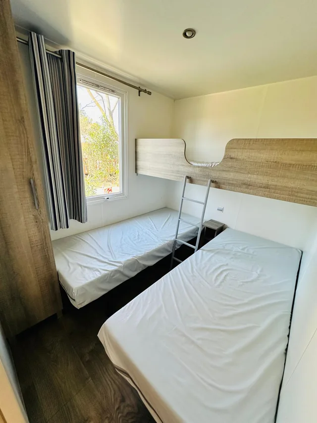 Chambre avec trois lits simples dont un lit en hauteur
