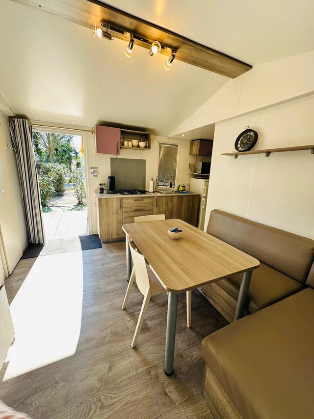 Séjour, banquette et cuisine du Mobil-home 228