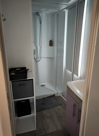 Salle de bain et WC du mobil home 228 - Camping des Iscles