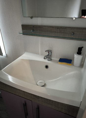 Salle de bain et WC du mobil home 228 - Camping des Iscles