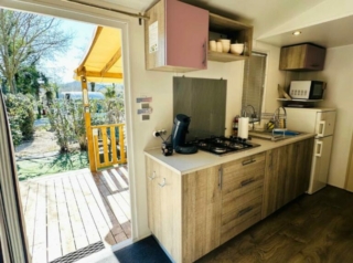 Cuisine donnant sur l'entrée